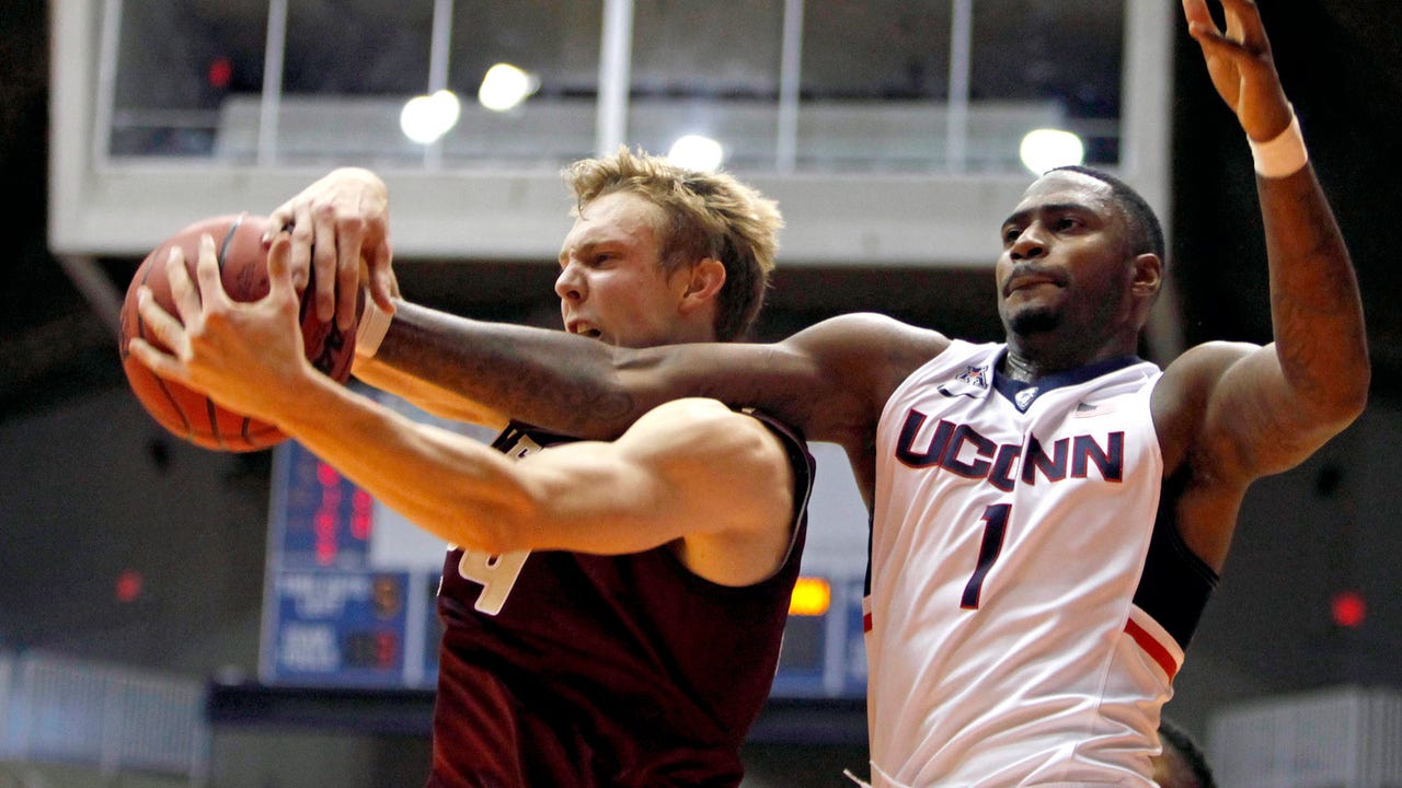 No. 17 UConn holds off Charleston in Puerto Rico Tip-Off
